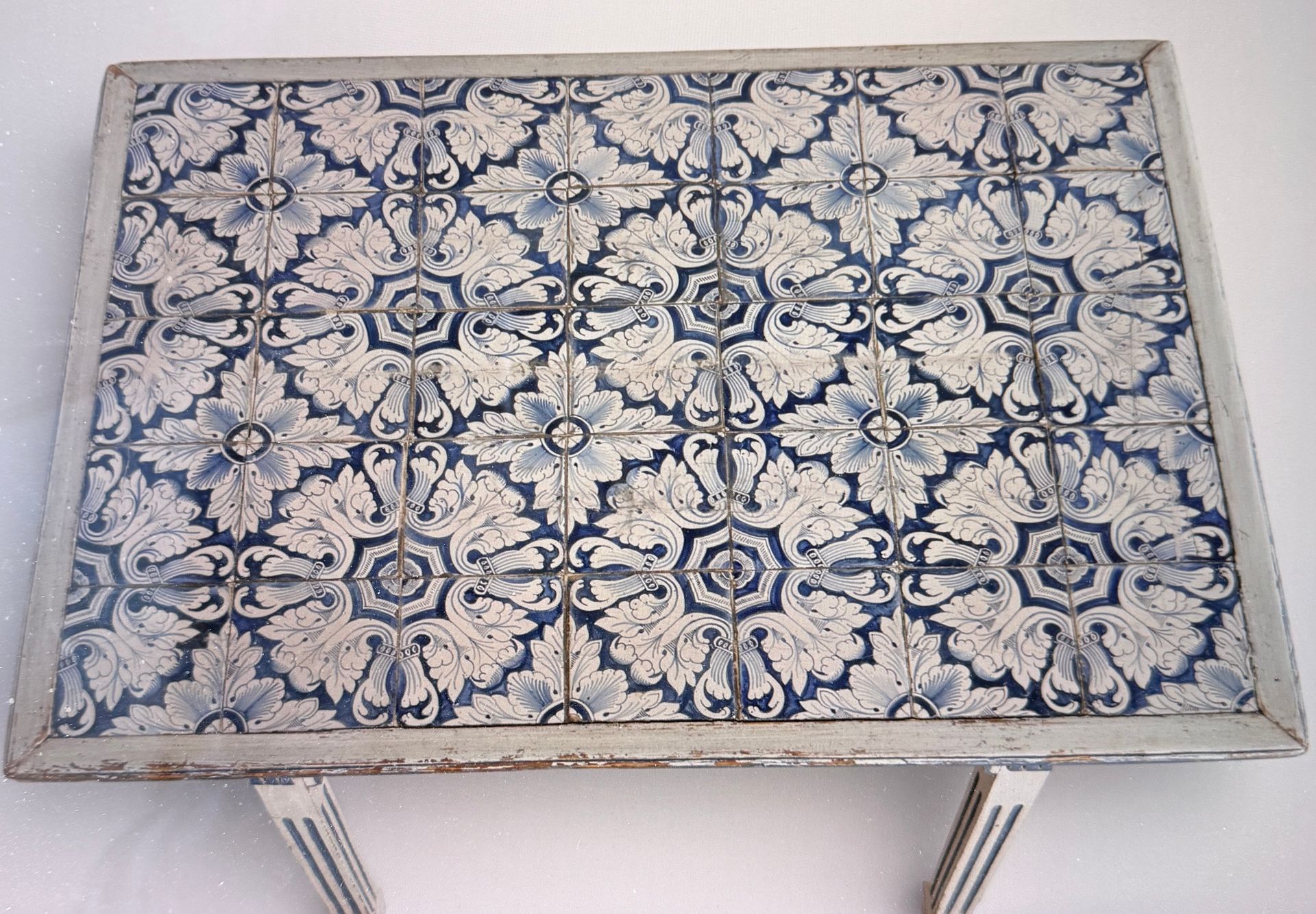 Teetisch in blau/weiß mit tollen antiken Kacheln um 1840