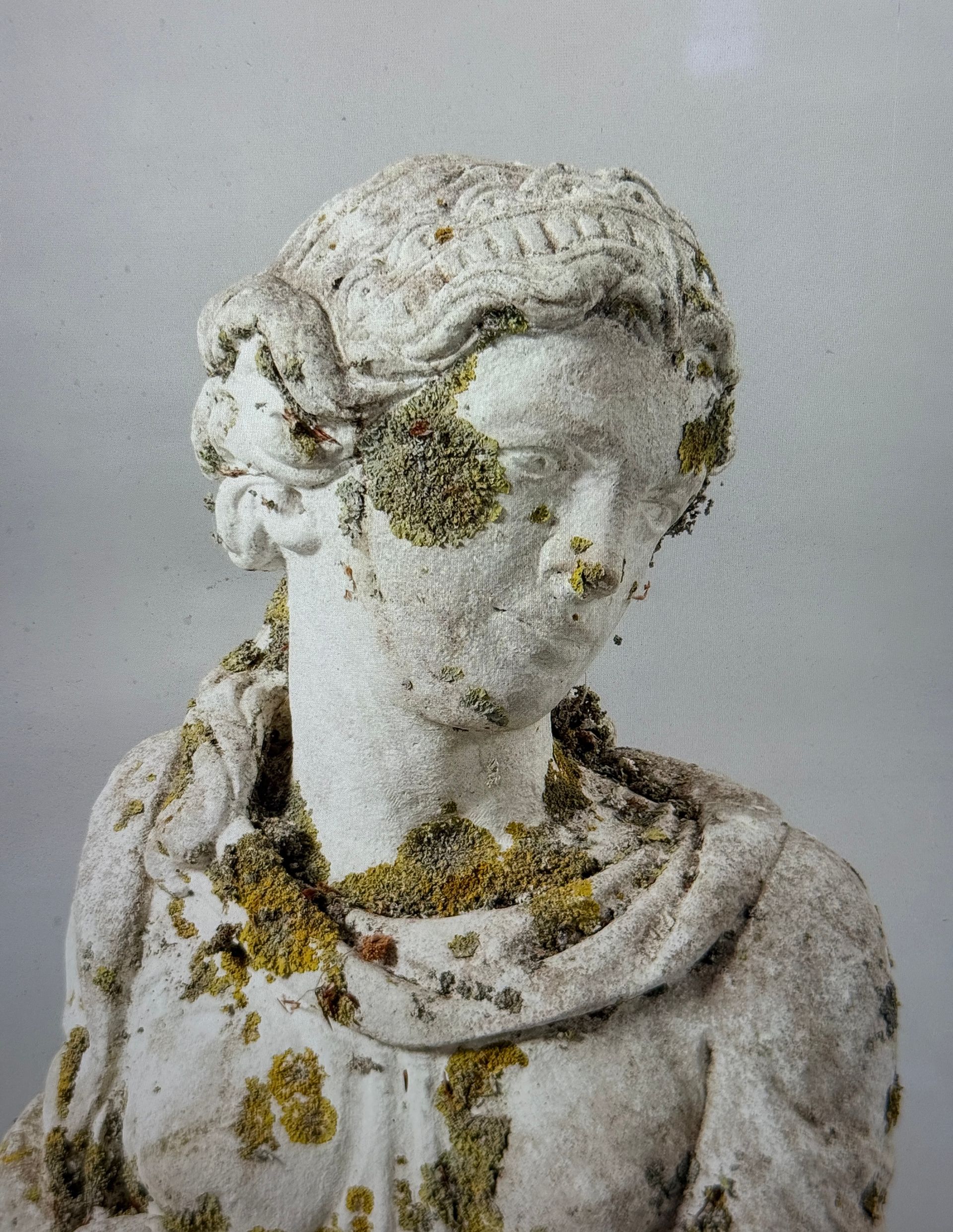 Gartenstatue in Form einer antiken Göttin