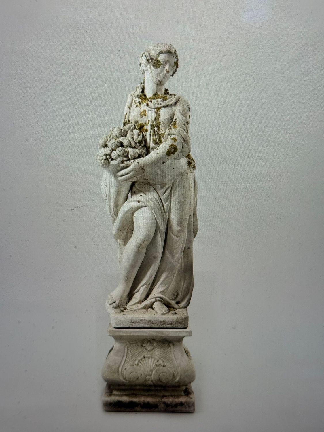 Gartenstatue in Form einer antiken Göttin