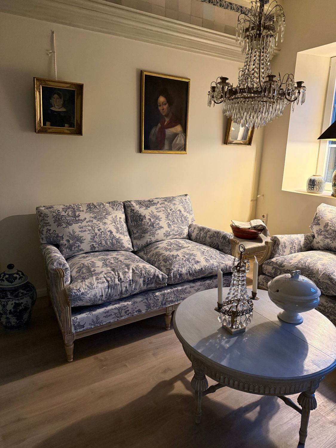 Sofa im gustavianischen Stil mit neuem Bezug in Toile de Jouy Sofa im gustavianischen Stil mit neuem Bezug in Toile de Jouy