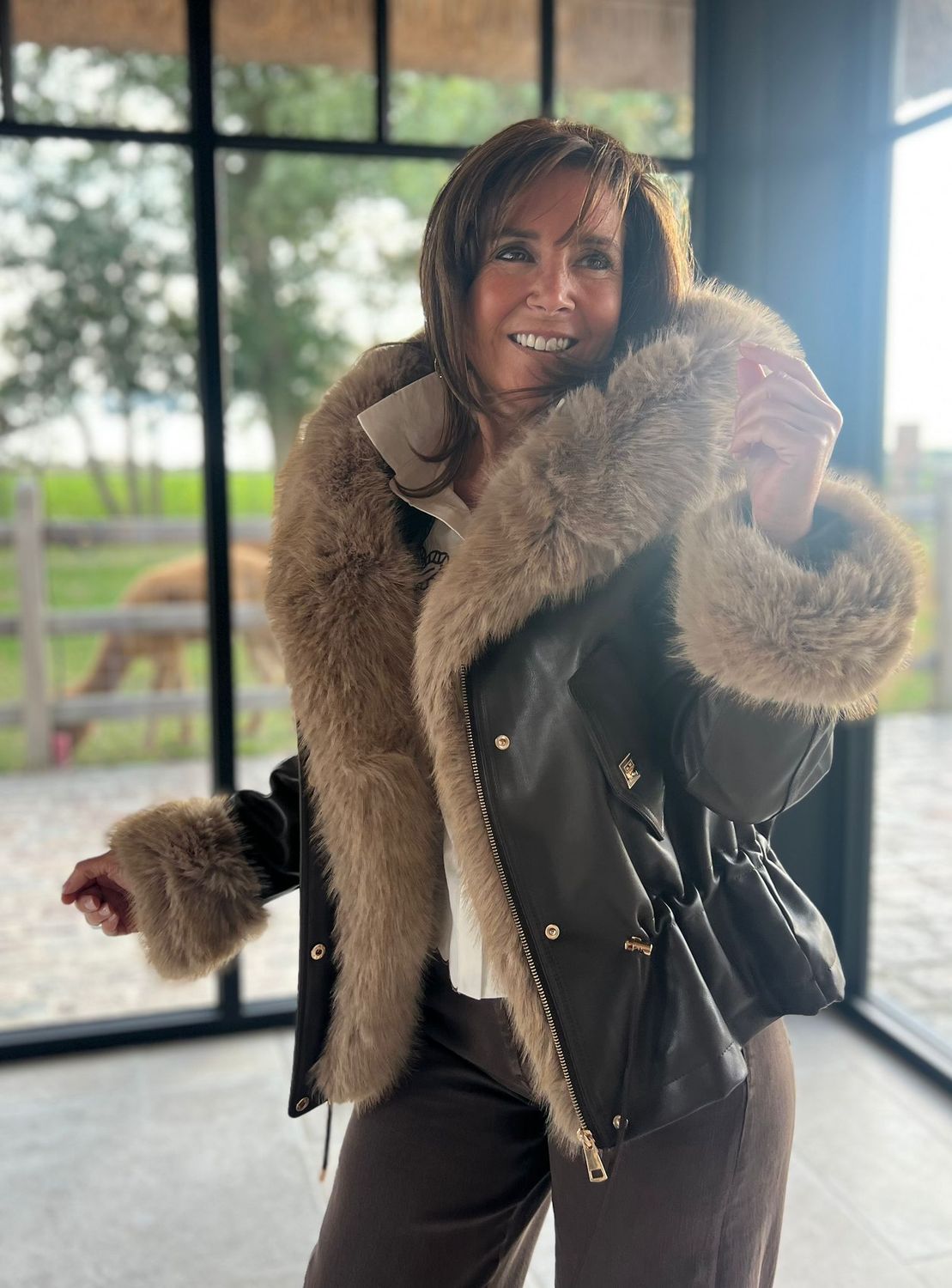 Jas in lederlook in het chocobruin afgewerkt met bont Jas in lederlook in het chocobruin afgewerkt met bont
