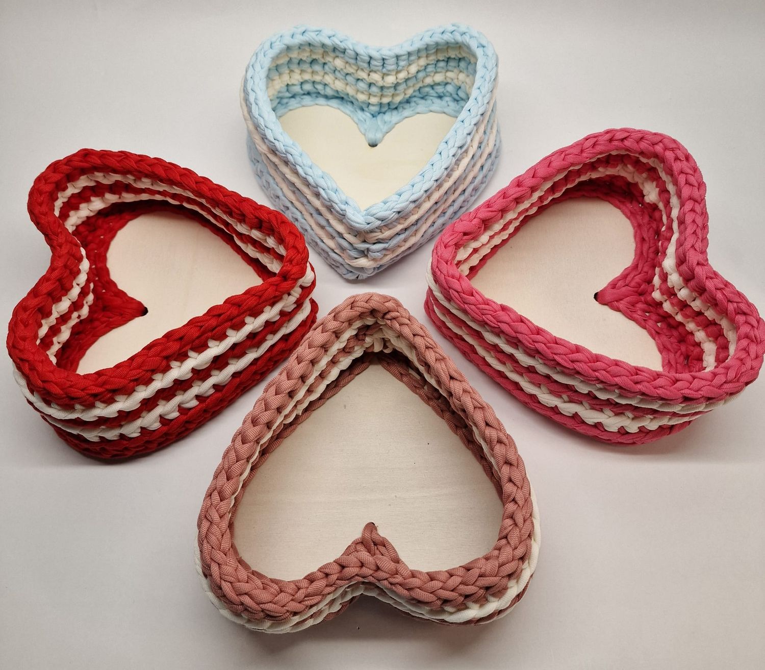 Valentinstag-Herzbox gehäkelt aus Wolle mit Holz-Boden - Romantisches Geschenk