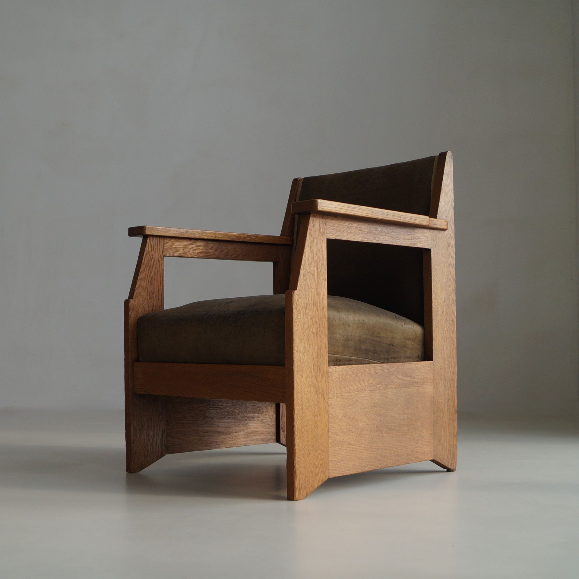 On Hold: Dutch Art Deco Haagse School armchair by Hendrik Wouda for Pander, 1924