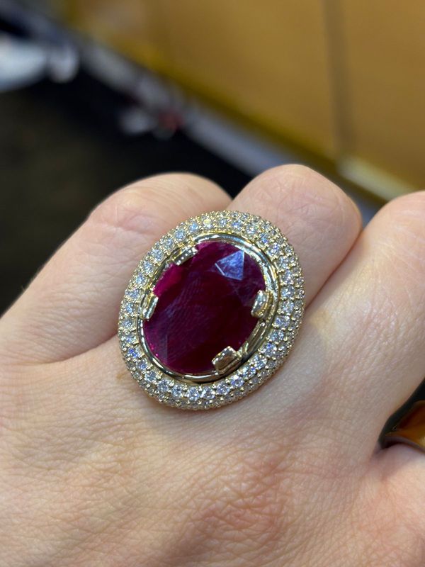 ​Anillo Rubí y Diamantes