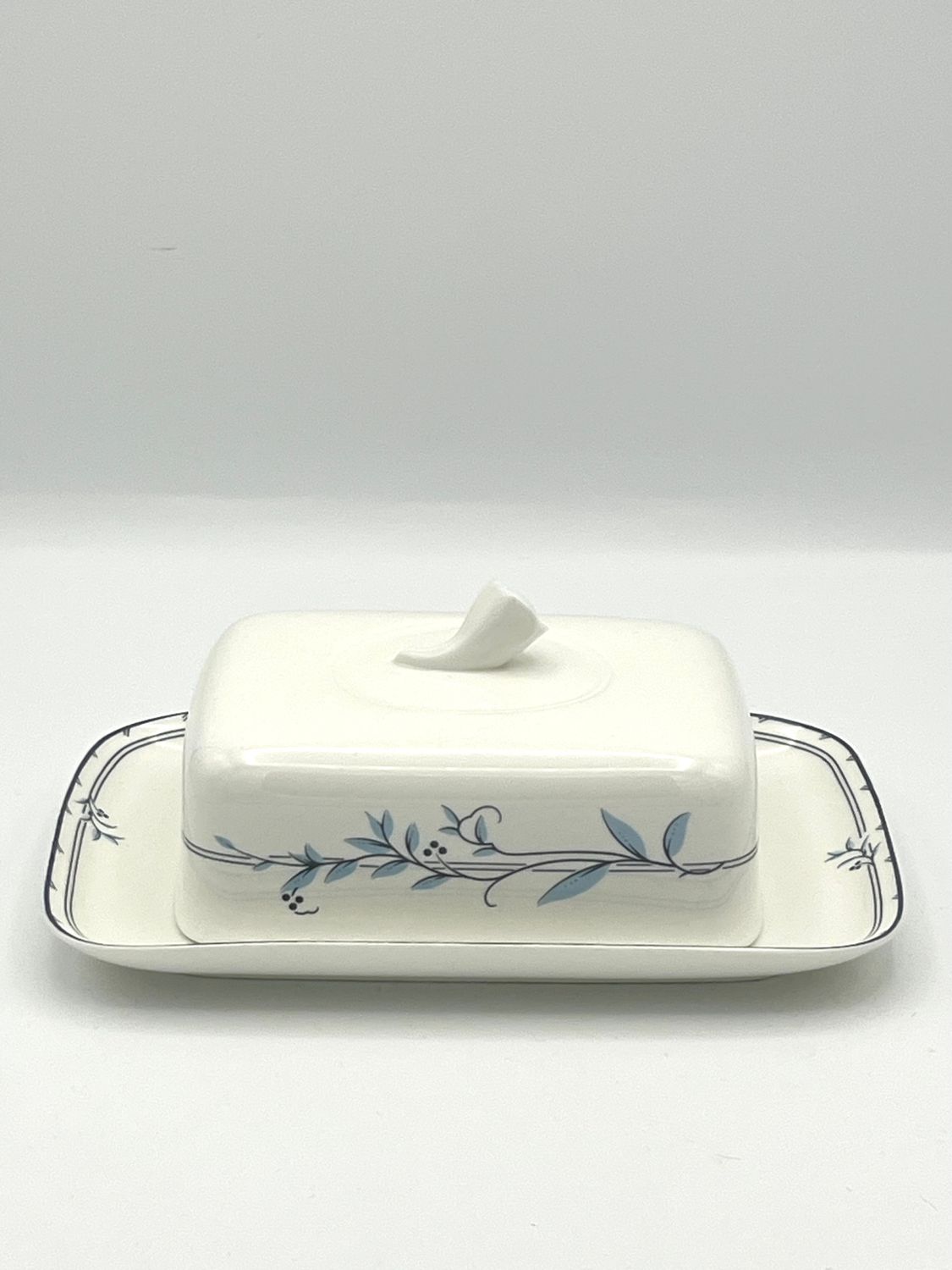 Nostalgische Butterdose aus Bone China mit floralem Dekor