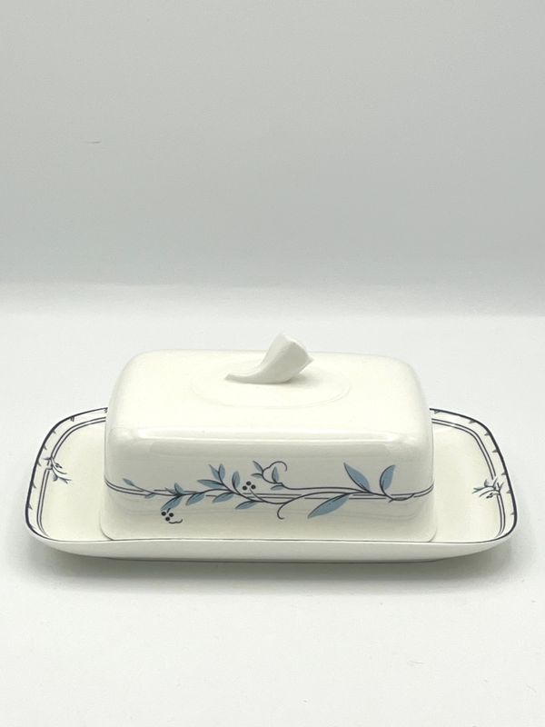 Nostalgische Butterdose aus Bone China mit floralem Dekor Nostalgische Butterdose aus Bone China mit floralem Dekor