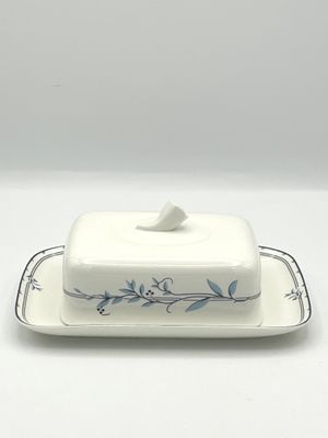 Nostalgische Butterdose aus Bone China mit floralem Dekor