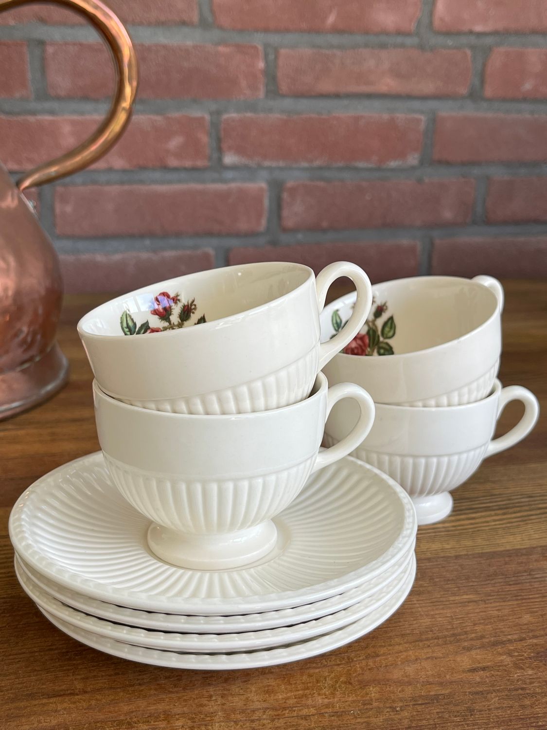 Wedgwood „Moss Rose“ – vier Vintage-Tassen mit Untertassen