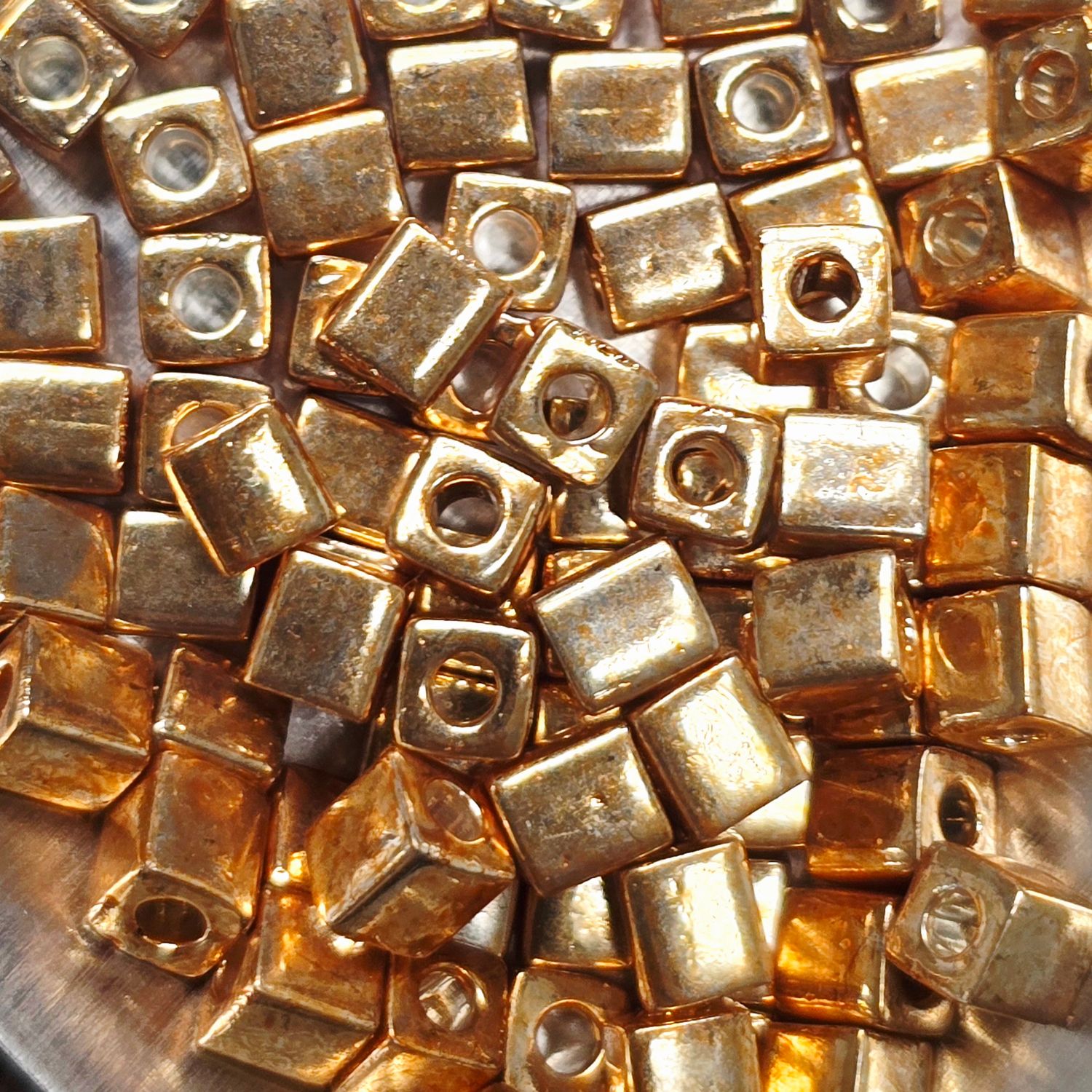 SB4-1053 - 4mm Square/Cube Beads
