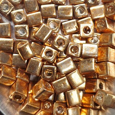 SB4-1053 - 4mm Square/Cube Beads