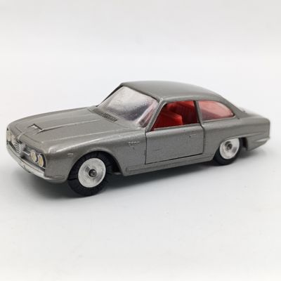 Solido #125 Alfa Romeo 2600 die-cast model car - scale 1/43 - damaged tyres