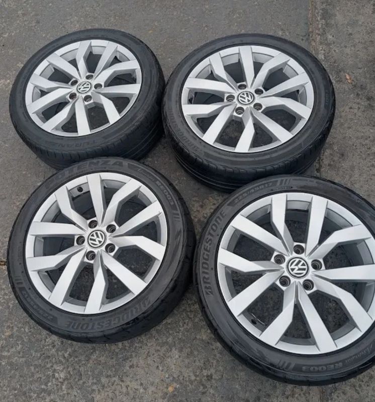SET OF 4 GENUINE VW GOLF WHEELS 17x7 PCD: 5/112 ET: 49P SILVER - GOOD CONDITION SET OF 4 GENUINE VW GOLF WHEELS 17x7 PCD: 5/112 ET: 49P SILVER - GOOD CONDITION