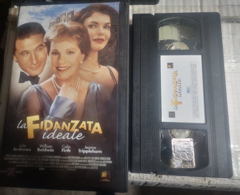 TeknoFilm - VHS – LA FIDANZATA IDEALE di Eric Styles (2000) - 20TH CENTURY FOX (INEDITO IN DVD) TeknoFilm - VHS – LA FIDANZATA IDEALE di Eric Styles (2000) - 20TH CENTURY FOX (INEDITO IN DVD)
