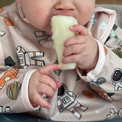 Avo&Cado Lätzchen mit Ärmeln Snacker | 6–18 Mon. Avo&Cado Lätzchen mit Ärmeln Snacker | 6–18 Mon.