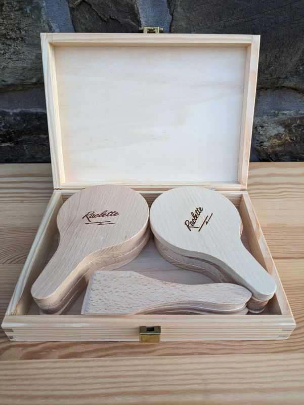 Grattoir à raclette , spatule à raclette, grattoir à raclette et sous-verre en bois pour poêles à raclette (8 sous-verres et 8 spatules 1 coffret )  IDEE CADEAU