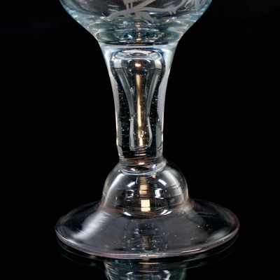 Jakobiter Pokal aus hellblau getöntem Glas mit Nachtfalter, wohl Norddeutsch um 1745-60.
