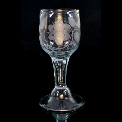 Jakobiter Pokal aus hellblau getöntem Glas mit Nachtfalter, wohl Norddeutsch um 1745-60.