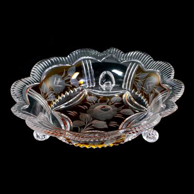 Dreifußschale aus farblosem Kristallglas mit Bernsteinätze, Josephinenhütte um 1935-40.