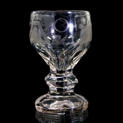 Logenglas mit fein geschnittenen Freimaurersymbolen, Deutschland oder Böhmen um 1840