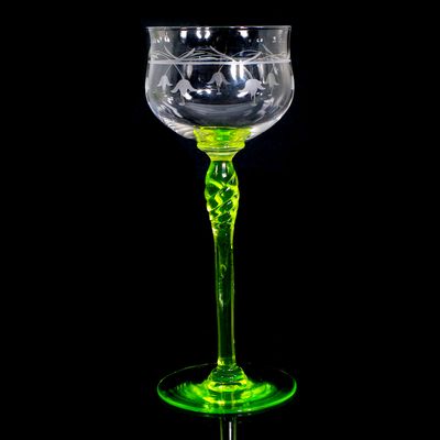 Stängelglas aus Uranglas mit farbloser Kuppa, Villeroy &amp; Boch, Liszt, um 1910
