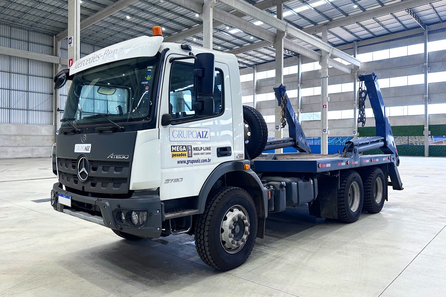 Caminhão MB Atego 2730 6x4 24/25 Seminovo Poliguindaste não Articulado 9 Ton