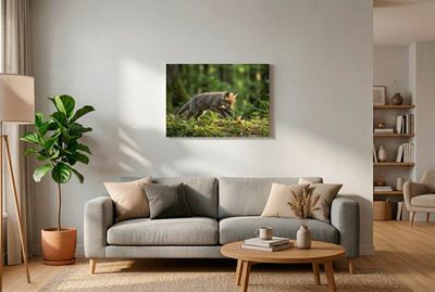 Ein dynamisches Bild eines jungen Fuchswelpen, der verspielt über moosigen Waldboden springt.