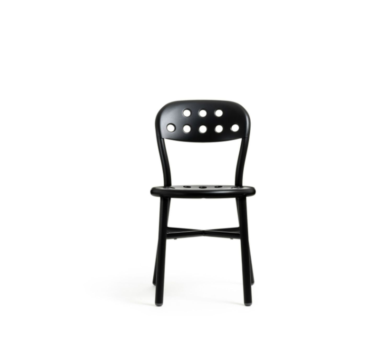 Sedia Magis PIPE nera con sedile e schienale forati, vista frontale