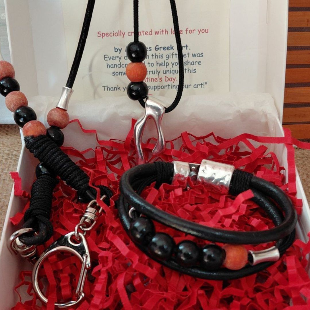 Ανδρικό gift box Άλκιμος με χειροποίητα δερμάτινα αξεσουάρ και κόκκινο χαρτί αφής