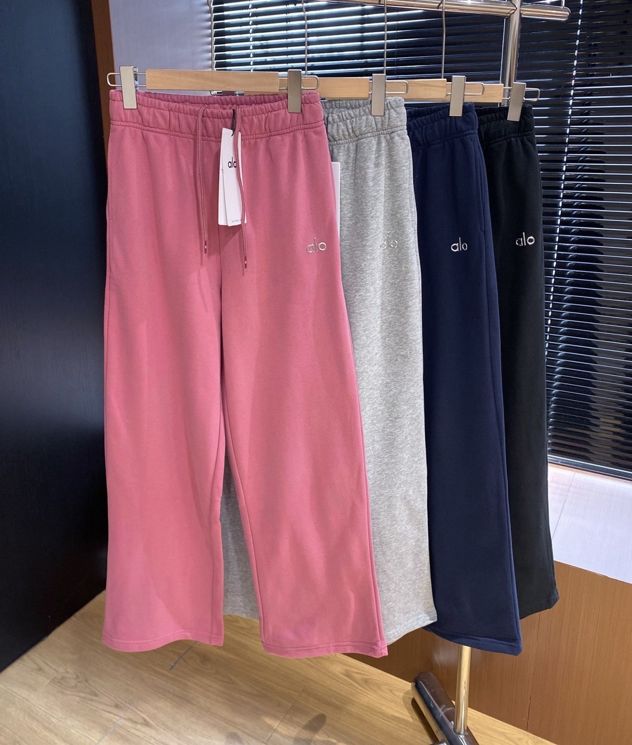 ALO ACCOLADE STRAIGHT LEG SWEATPANTS