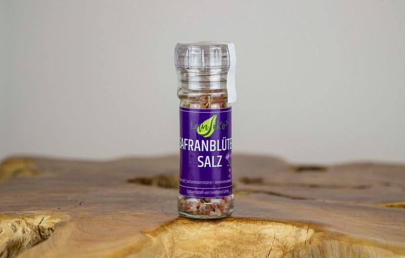 Safranblütensalz in Gewürzmühle