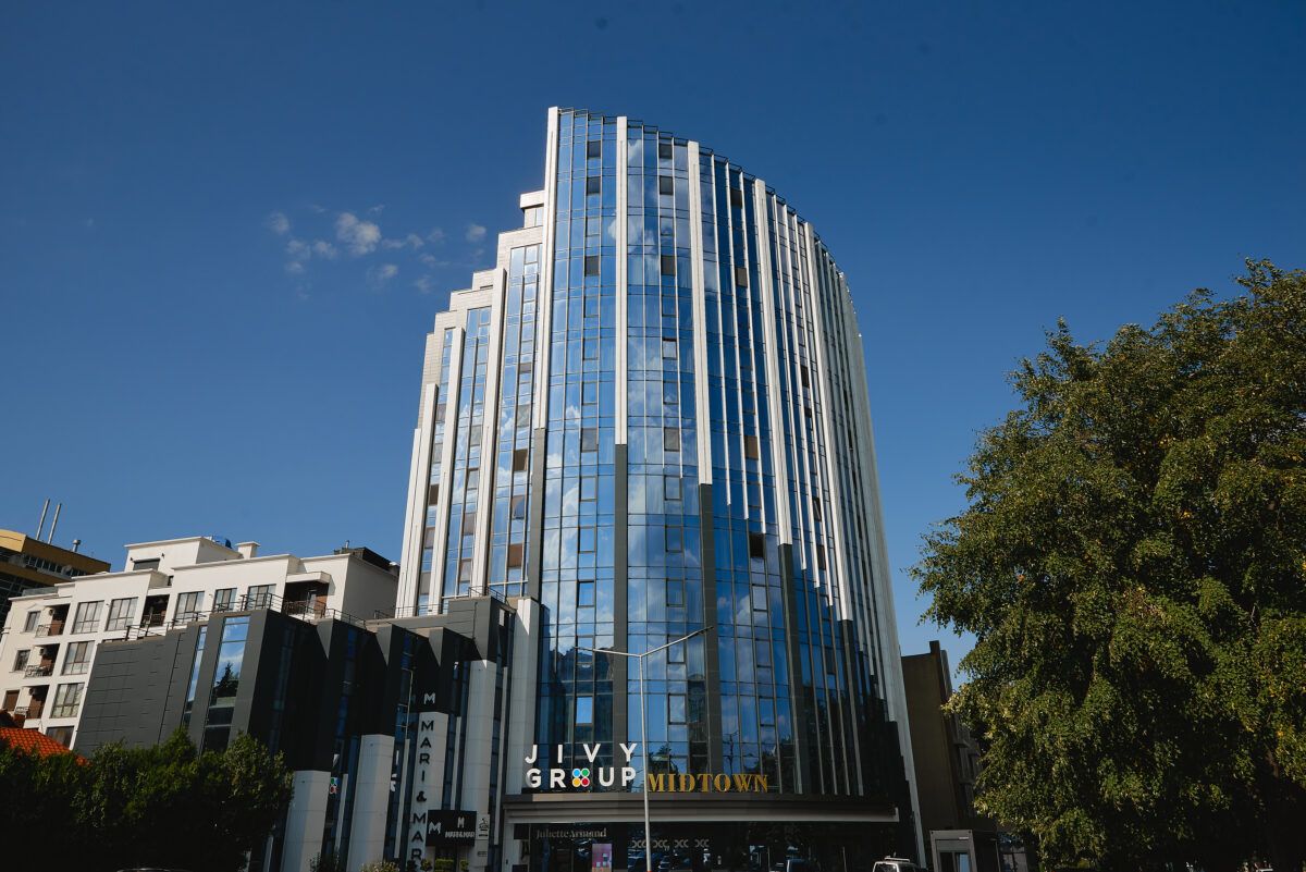 ​Apartament 2 camera plus Living,  Variantă Albă , Centru Midwoton.