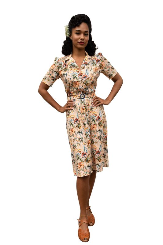 Bree Blusenkleid – 40er Jahre Vintage Kleid aus Viskose mit Reverskragen 40er Jahre Blusenkleid aus apricotfarbener Viskose mit Blumenmuster und Reverskragen