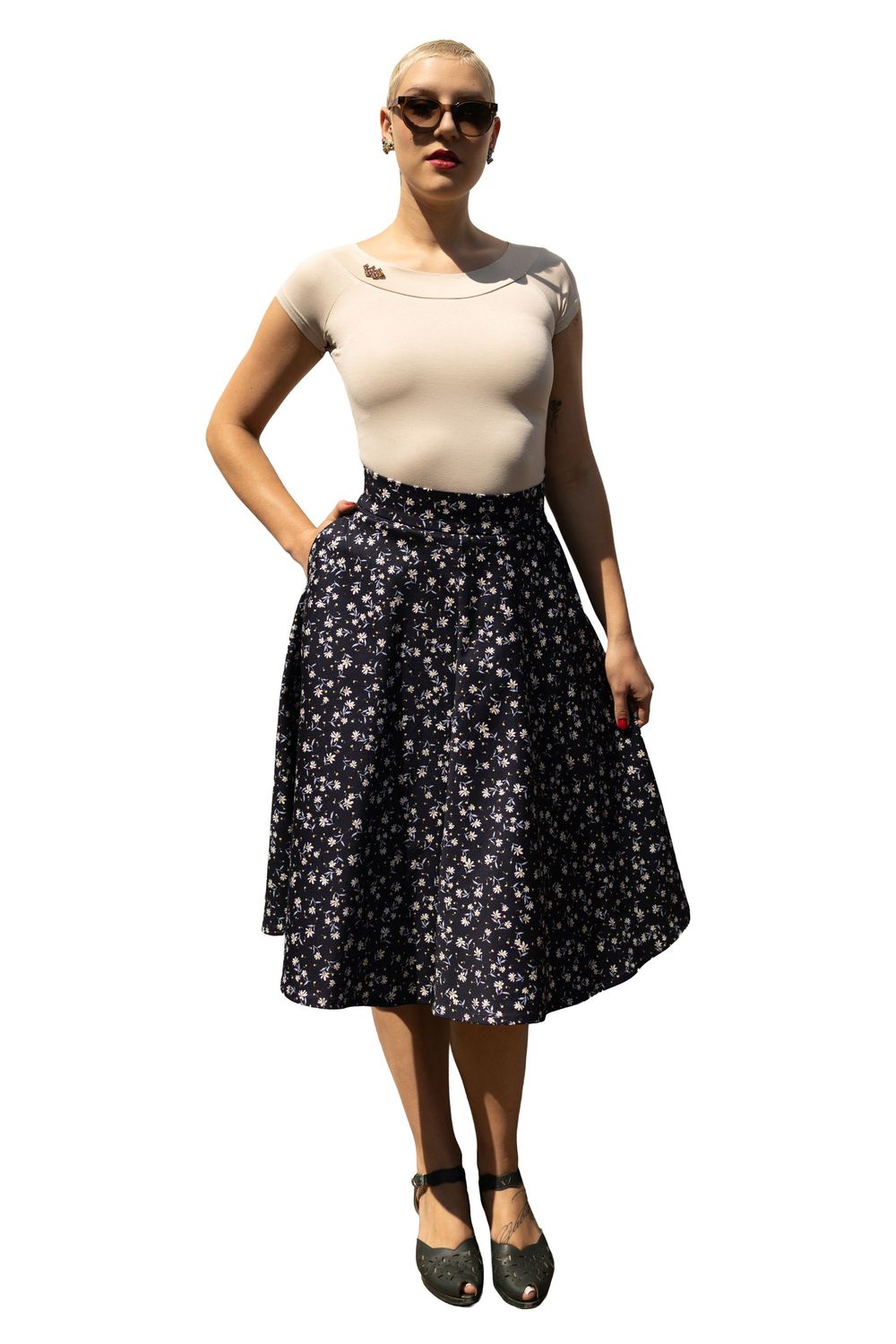 Tellerrock Joy – 40er Jahre Rock aus Baumwolle „Tellerrock Joy im Stil der 40er Jahre aus dunkelblauer Baumwolle mit Blumenmuster, knielang, glockig geschnitten, handgemach