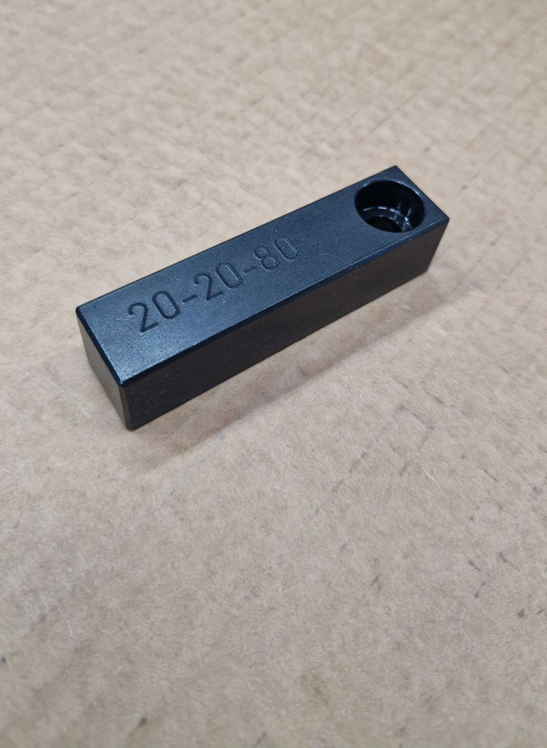 Paralellanschlag 20x20 mm mit Senkung für ISO4762 M8