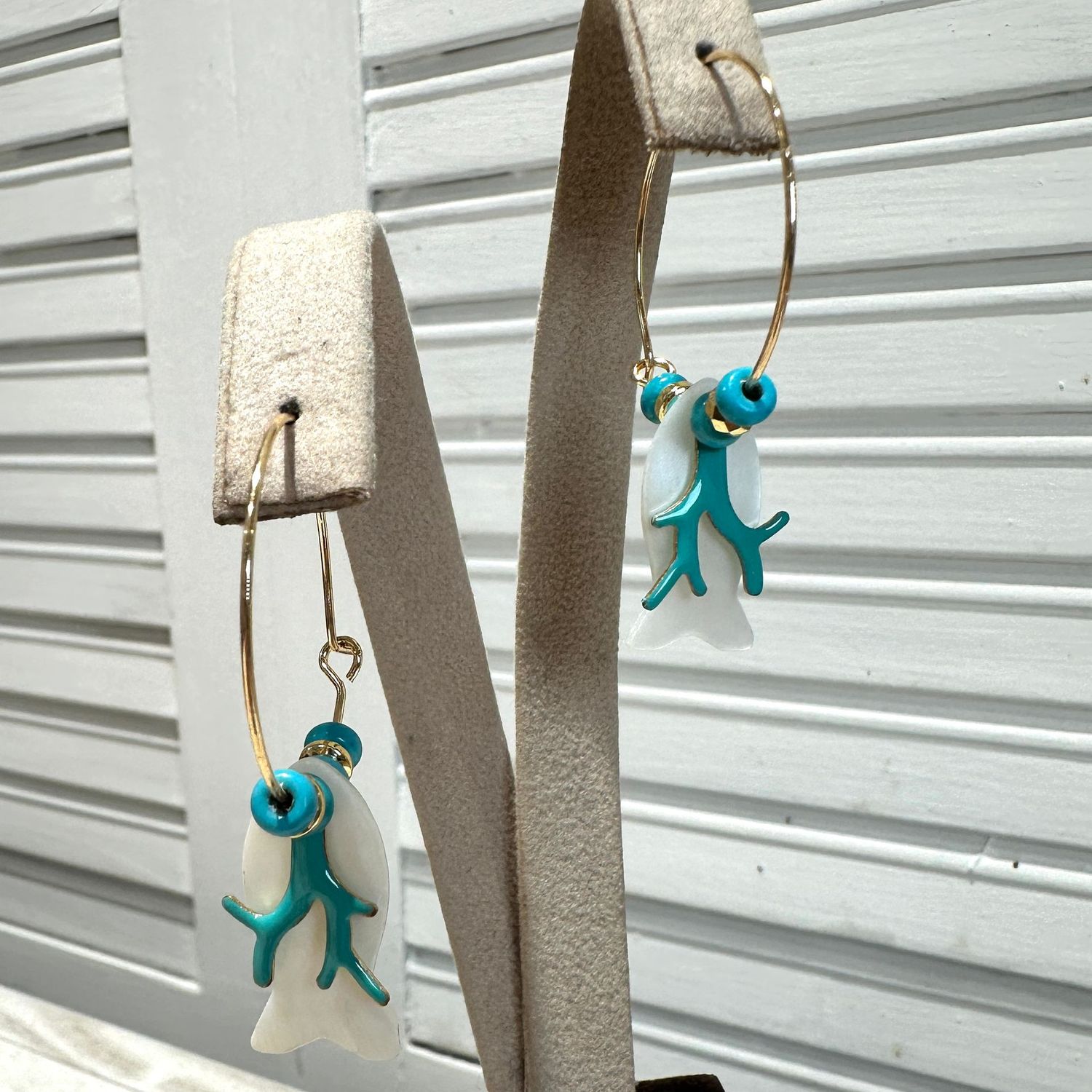Orecchini in ottone con pesce in madreperla e corallo turchese – 5 cm-Barbara Burgio