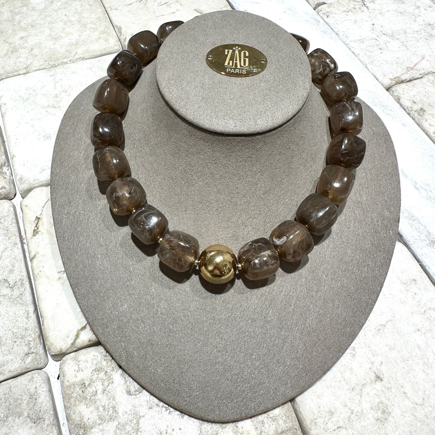 Collana in resina marrone screziato con boule in acciio placcato-Zag Bijoux
