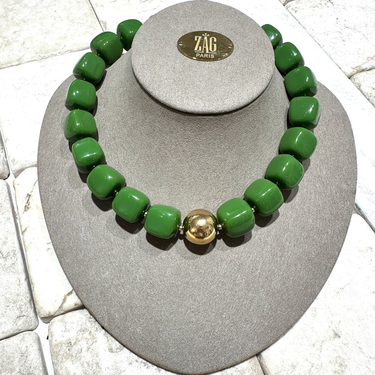 Collana tinta verde oliva in resina con boule in acciaio placcato-Zag Bijoux