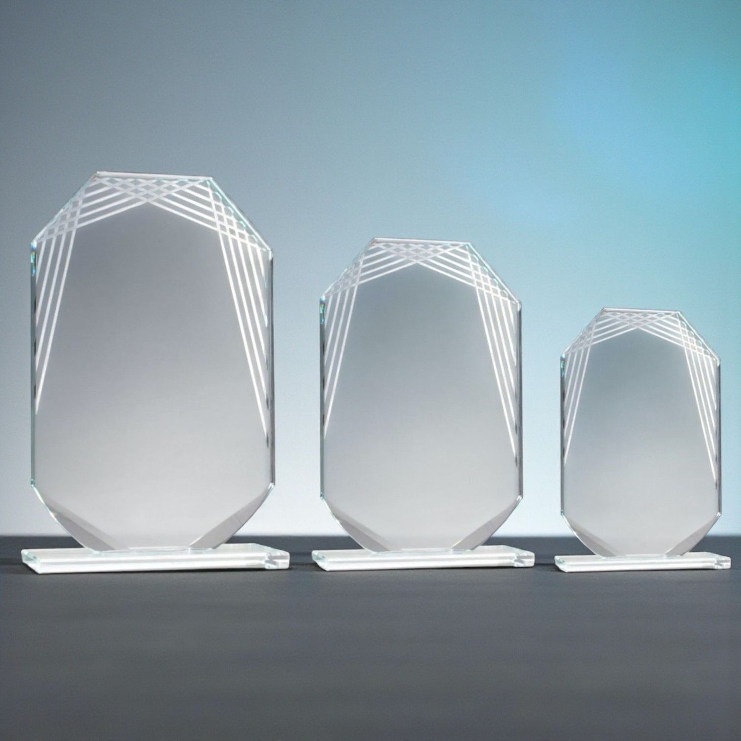 Glastrophäe „String Art“ ab € 21,90 Glas-Trophäe String Art aus 10 mm starkem Klarglas mit spiegelnden Linienornamenten