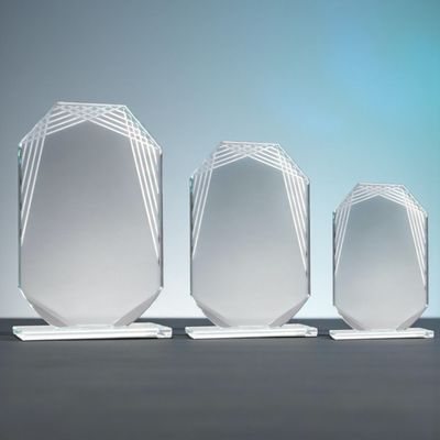 Glas-Trophäe String Art aus 10 mm starkem Klarglas mit spiegelnden Linienornamenten