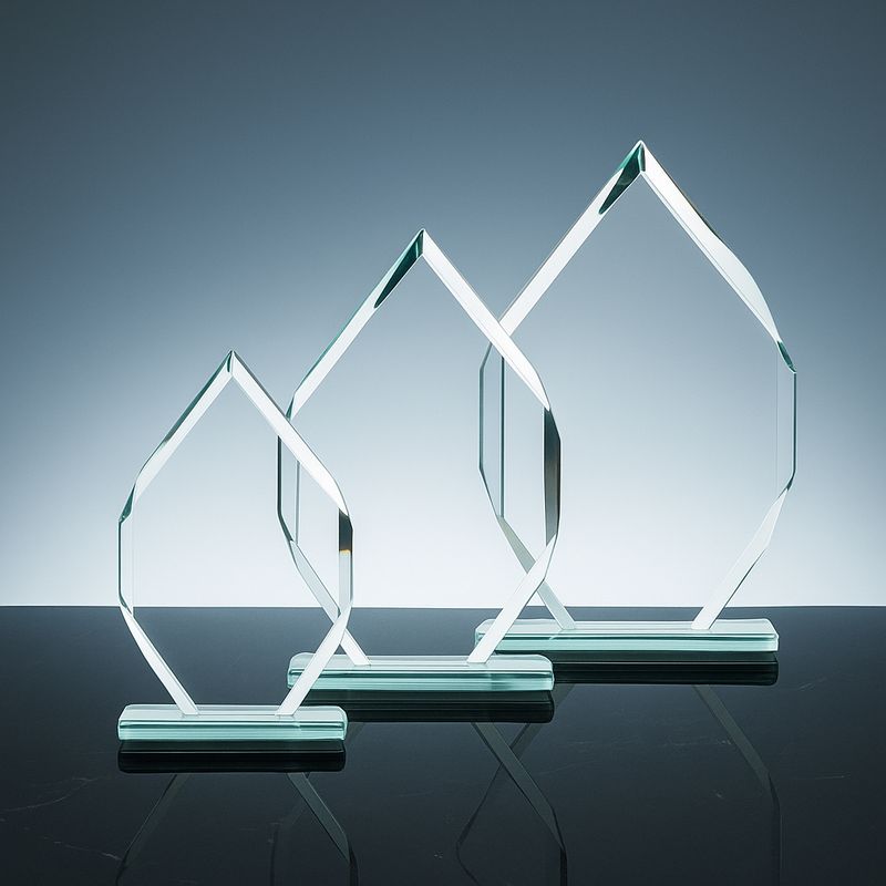 Glastrophäen der 3er Serie Jadeglas aus grünlichem Klarglas mit 12 mm Glasstärke in drei Größen