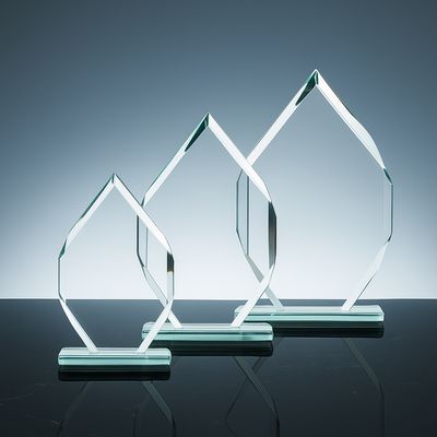 Glastrophäen der 3er Serie Jadeglas aus grünlichem Klarglas mit 12 mm Glasstärke in drei Größen