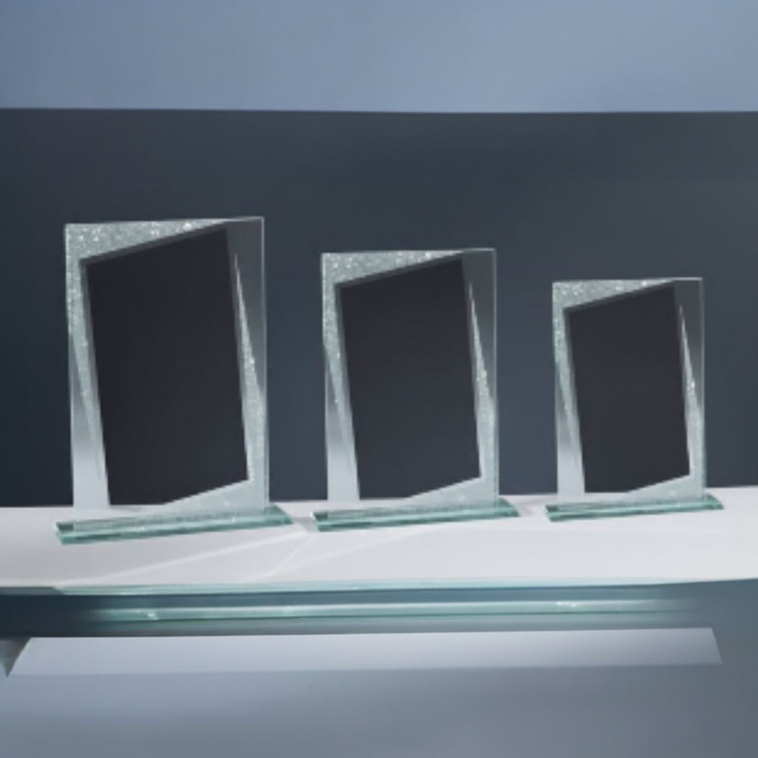 Glastrophäen der 3er Serie Glitzer & Spiegelglas mit spiegelnder Rückseite und Glitzereffekt in drei Größen