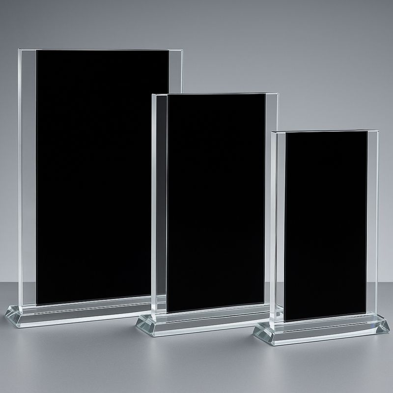 Kristallglas-Trophäe Melanie aus 10 mm starkem Glas mit schwarzer Rückfläche in drei Höhen