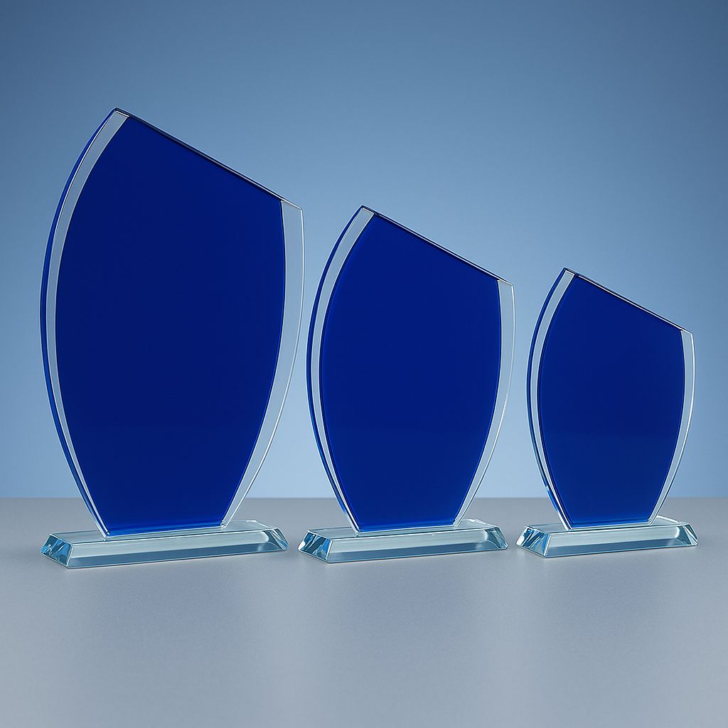 Blau eingefärbte Glastrophäe Gudrun mit geschwungener Form und Glassockel