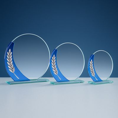 Glastrophäe Runde Glastrophäe mit blauer Verzierung und Ährenmotiv auf Glasfuß in drei Größen