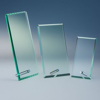 Glastrophäe Rechteckige Glastrophäe mit Metallstab als Standfuß in klarer Ausführung