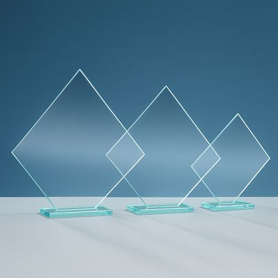 Glas-Trophäe Glastrophäe Raute aus klarem Glas mit rautenförmiger Scheibe und Glasfuß in drei Größen