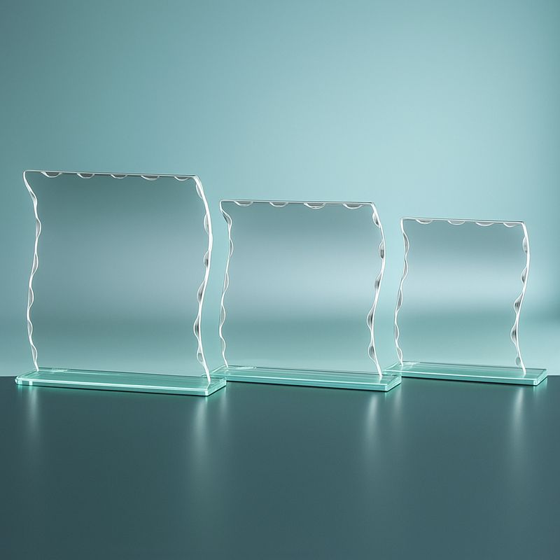 Glastrophäe aus klarem Glas mit Wellenschliff und Glasfuß in drei Größen