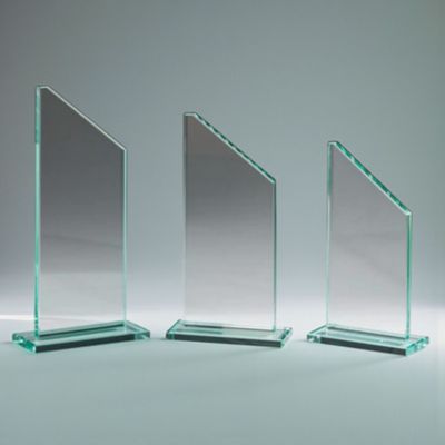 Jadeglas-Trophäe Drei Jadeglas-Trophäen mit schräger Oberkante und klarem Glassockel in unterschiedlichen Höhen, Studioaufnahme.