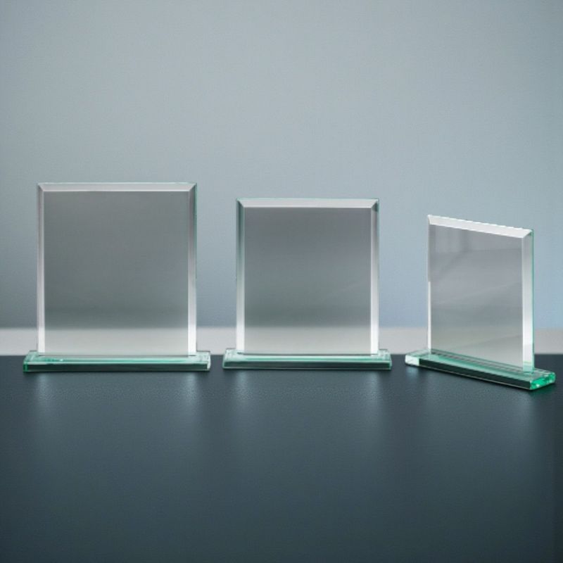 Glastrophäe Clear Edge aus Jadeglas mit grünem Glassockel in drei Größen